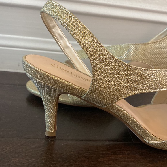 Very stylish golden heeled sandals - Picture 4 of 6